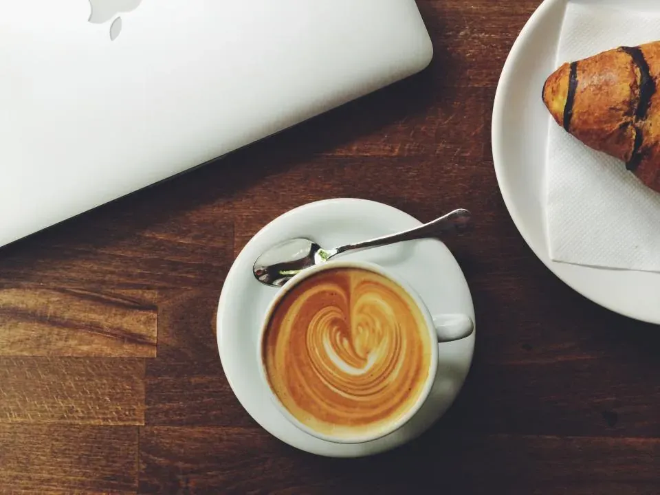 Cappuccino a croissant na stole